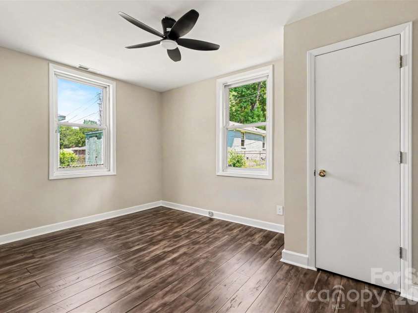 1820 Genesis Park Place, Charlotte, NC 28206.  MLS# CAR4387246, YatesRealty ID 27826. 