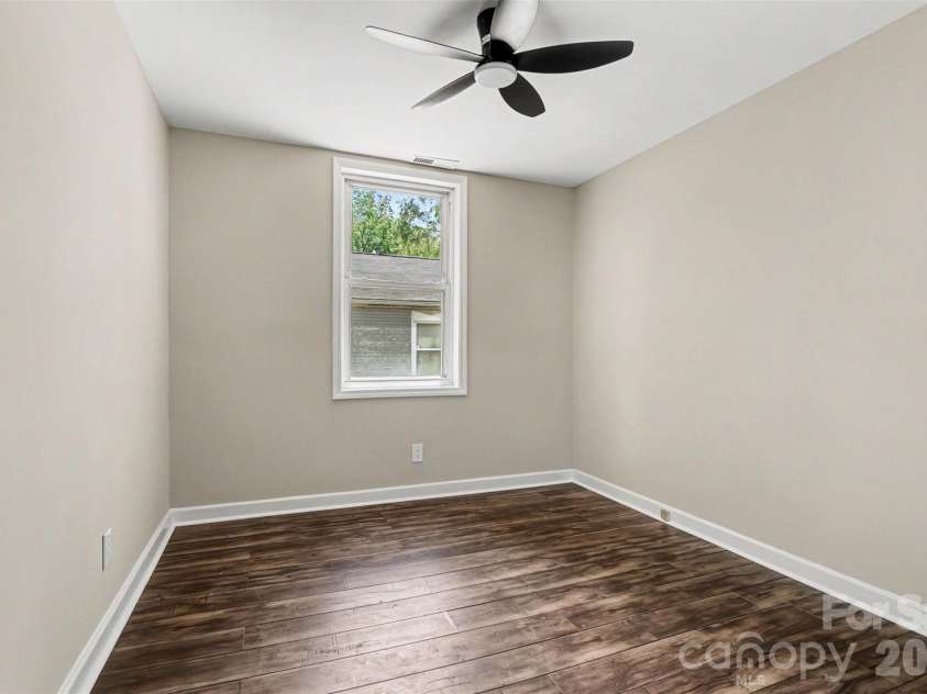 1820 Genesis Park Place, Charlotte, NC 28206.  MLS# CAR4387246, YatesRealty ID 27826. 
