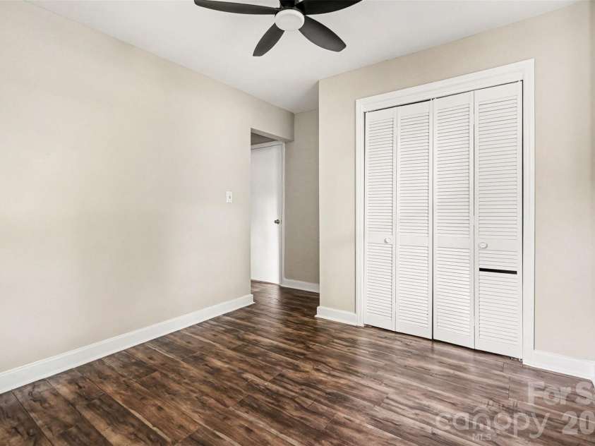 1820 Genesis Park Place, Charlotte, NC 28206.  MLS# CAR4387246, YatesRealty ID 27826. 