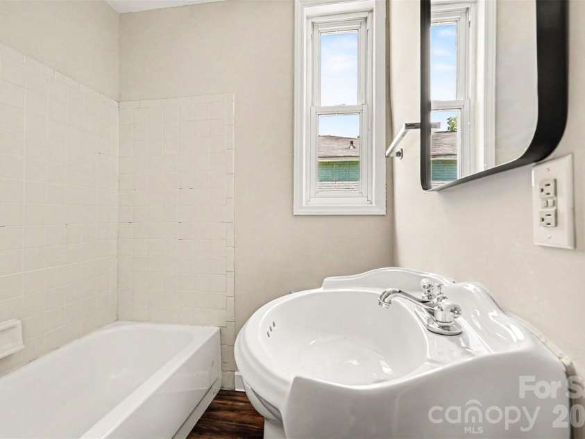 1820 Genesis Park Place, Charlotte, NC 28206.  MLS# CAR4387246, YatesRealty ID 27826. 