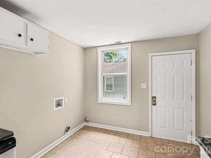 1820 Genesis Park Place, Charlotte, NC 28206.  MLS# CAR4387246, YatesRealty ID 27826. 