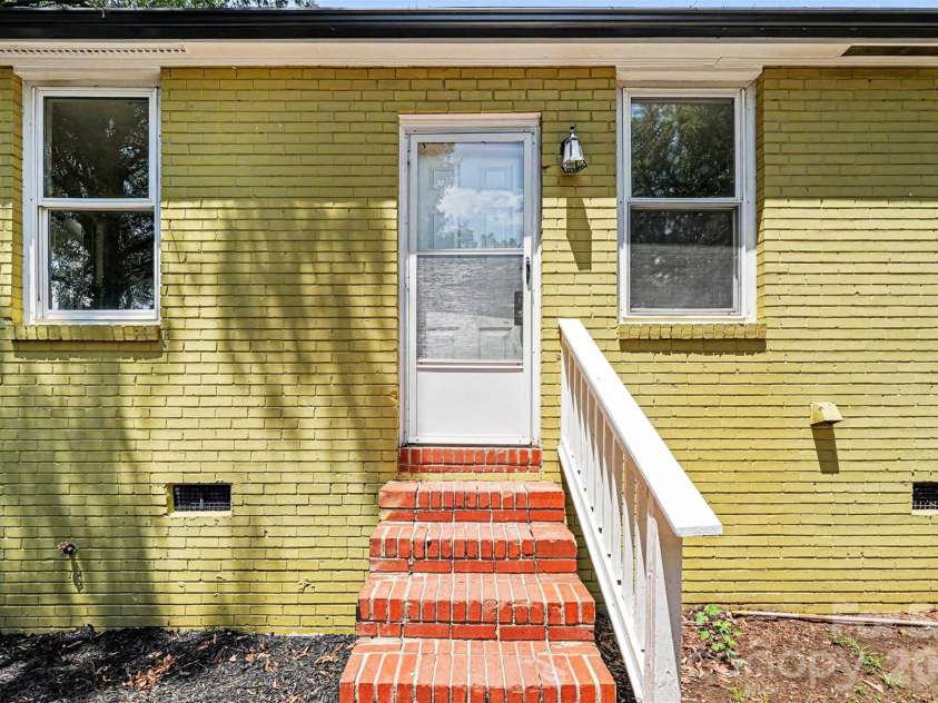 1820 Genesis Park Place, Charlotte, NC 28206.  MLS# CAR4387246, YatesRealty ID 27826. 
