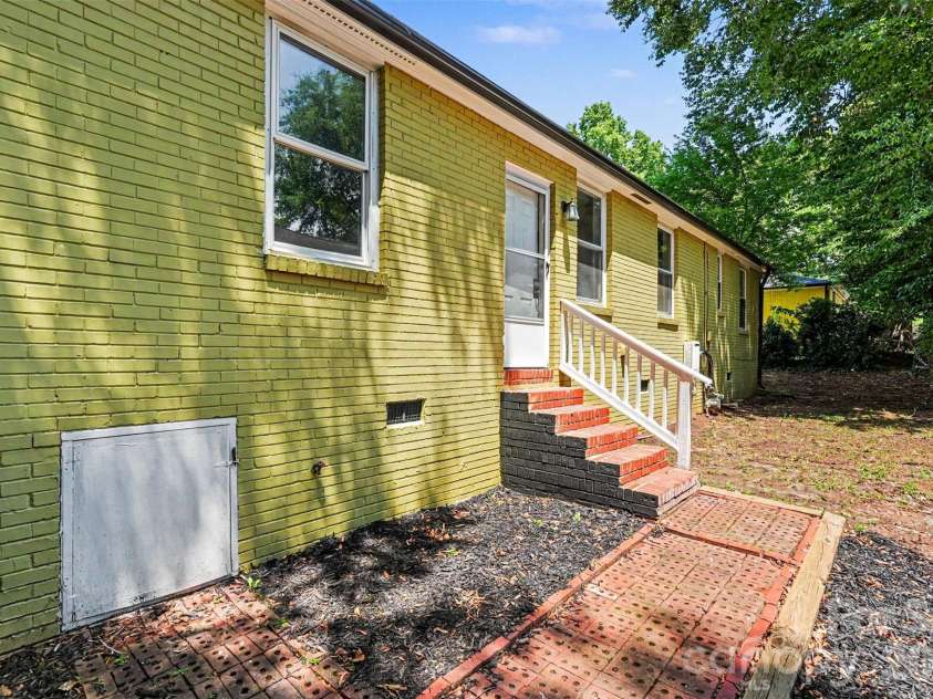1820 Genesis Park Place, Charlotte, NC 28206.  MLS# CAR4387246, YatesRealty ID 27826. 