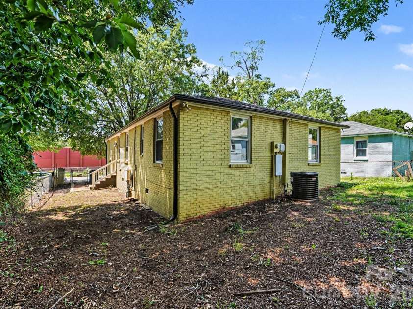 1820 Genesis Park Place, Charlotte, NC 28206.  MLS# CAR4387246, YatesRealty ID 27826. 