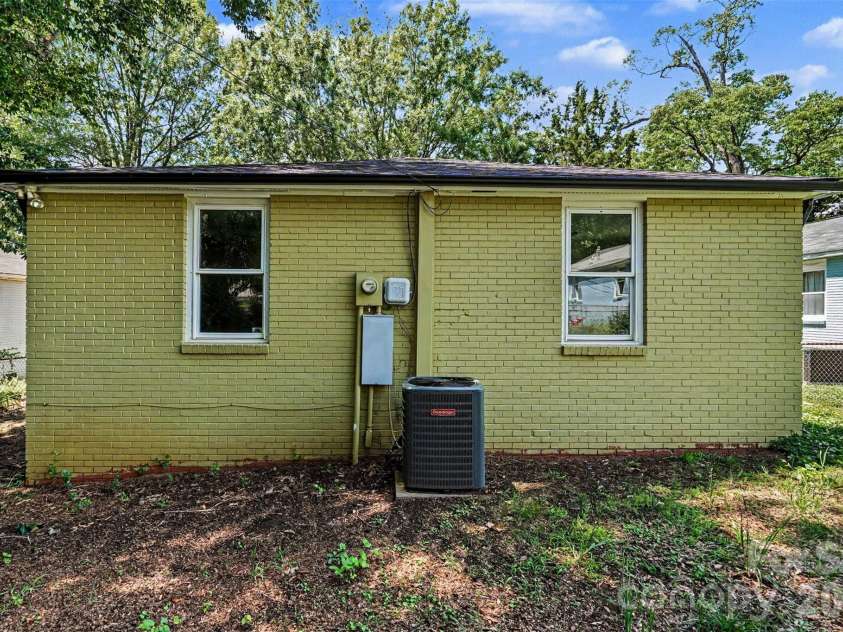 1820 Genesis Park Place, Charlotte, NC 28206.  MLS# CAR4387246, YatesRealty ID 27826. 