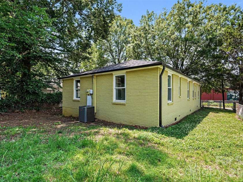1820 Genesis Park Place, Charlotte, NC 28206.  MLS# CAR4387246, YatesRealty ID 27826. 