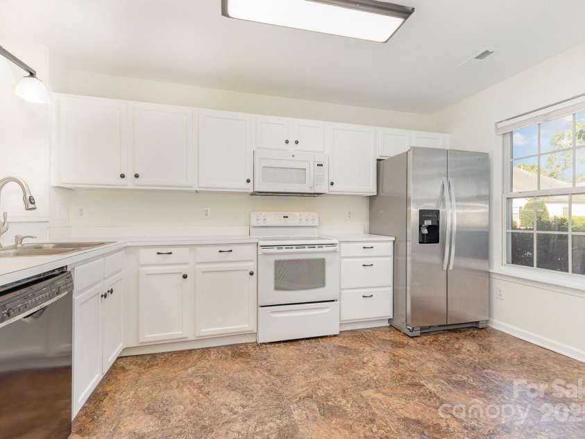 971 Heritage Parkway, Fort Mill, SC 29715.  MLS# CAR4280923, YatesRealty ID 27826. Open eat in kitchen with all the appliances 