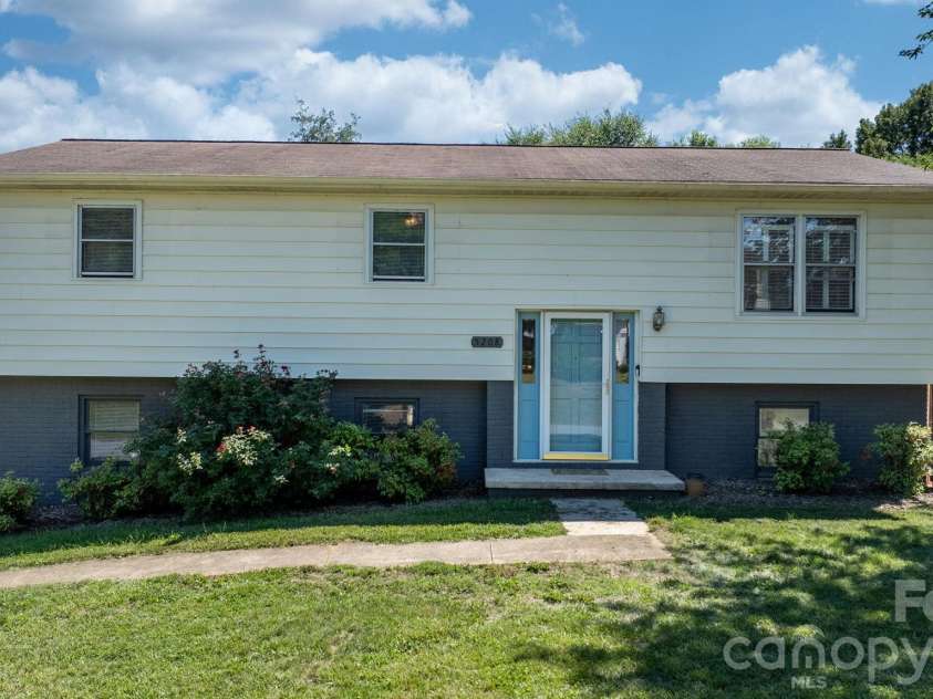 5208 Piedmont Circle, Conover, NC 28613.  MLS# CAR4363470, YatesRealty ID 27828. 
