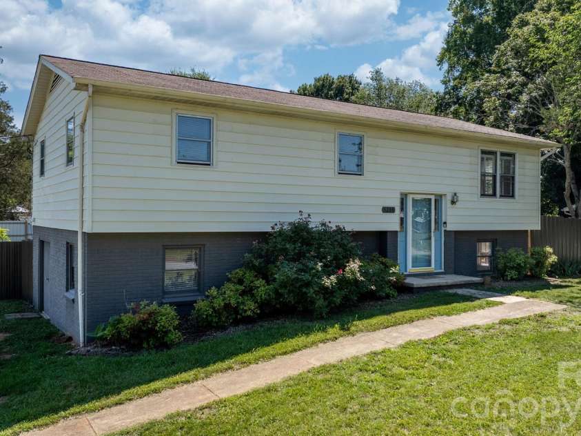 5208 Piedmont Circle, Conover, NC 28613.  MLS# CAR4363470, YatesRealty ID 27828. 