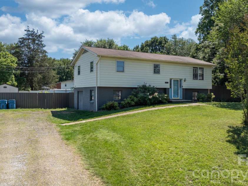 5208 Piedmont Circle, Conover, NC 28613.  MLS# CAR4363470, YatesRealty ID 27828. 