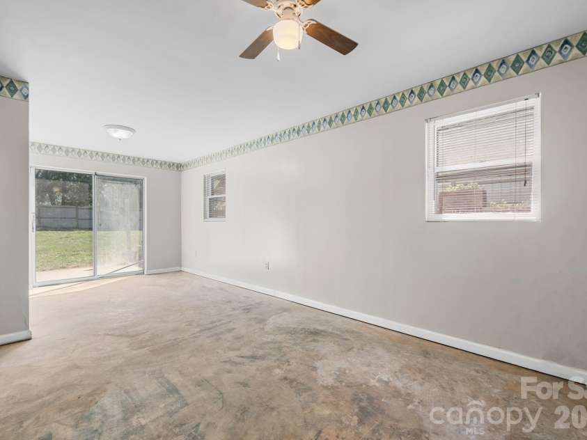 5208 Piedmont Circle, Conover, NC 28613.  MLS# CAR4363470, YatesRealty ID 27828. 