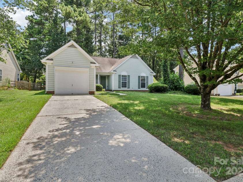 11100 Scrimshaw Lane, Charlotte, NC 28215.  MLS# CAR4278161, YatesRealty ID 27836. 