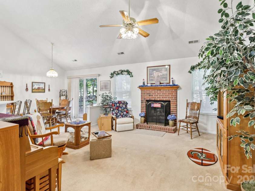 11100 Scrimshaw Lane, Charlotte, NC 28215.  MLS# CAR4278161, YatesRealty ID 27836. 