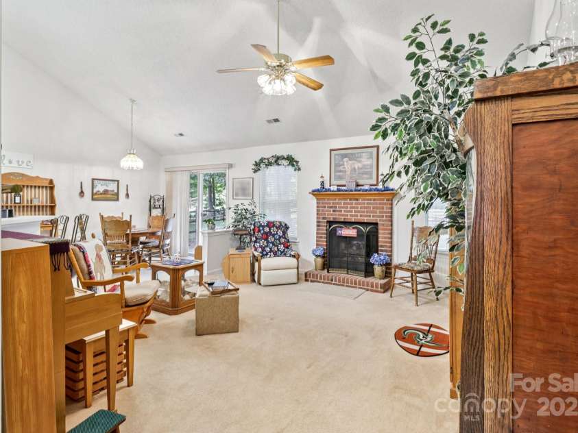 11100 Scrimshaw Lane, Charlotte, NC 28215.  MLS# CAR4278161, YatesRealty ID 27836. 