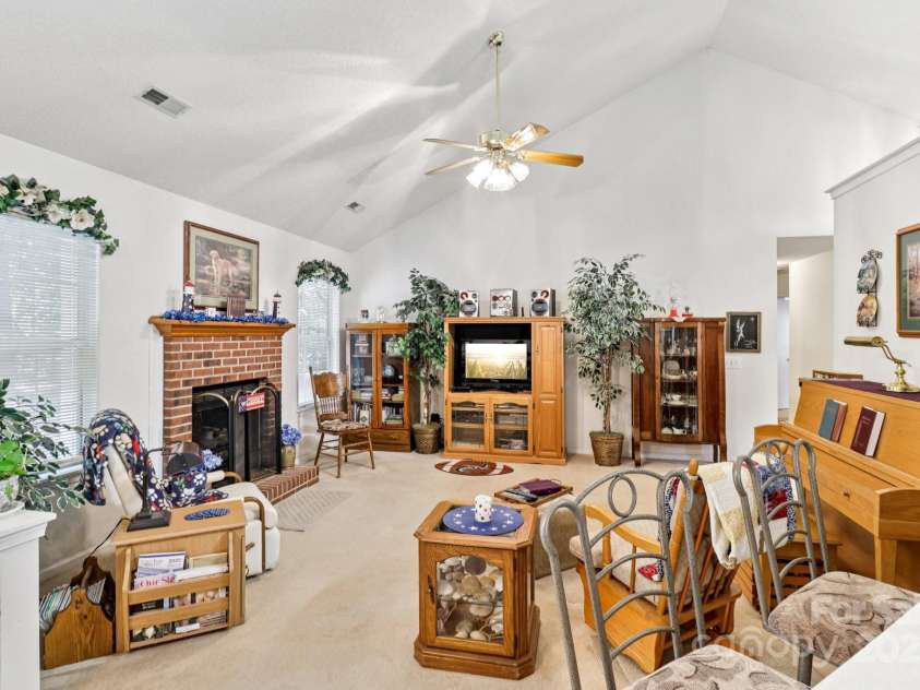 11100 Scrimshaw Lane, Charlotte, NC 28215.  MLS# CAR4278161, YatesRealty ID 27836. 