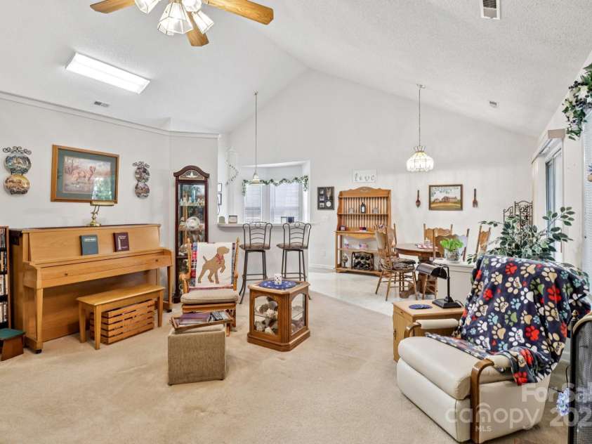 11100 Scrimshaw Lane, Charlotte, NC 28215.  MLS# CAR4278161, YatesRealty ID 27836. 