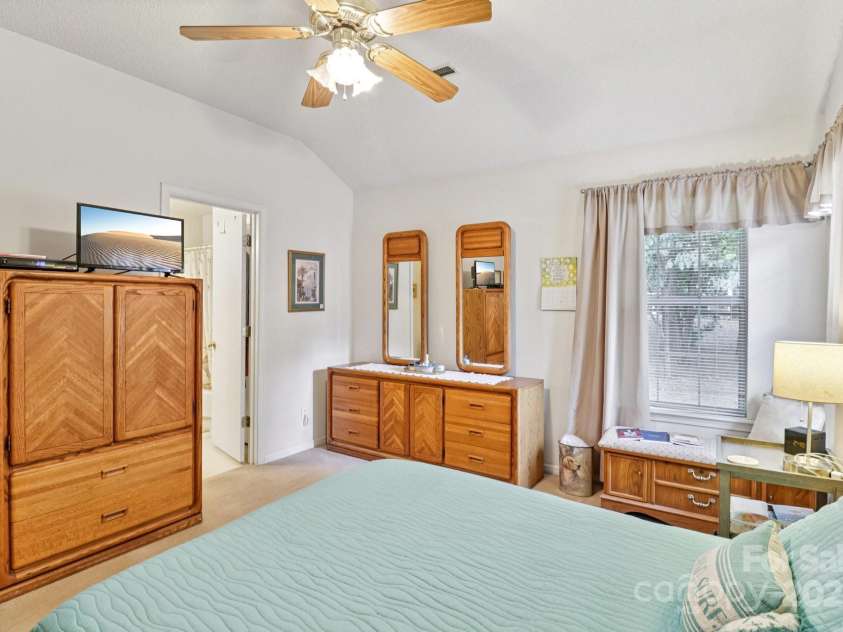 11100 Scrimshaw Lane, Charlotte, NC 28215.  MLS# CAR4278161, YatesRealty ID 27836. 