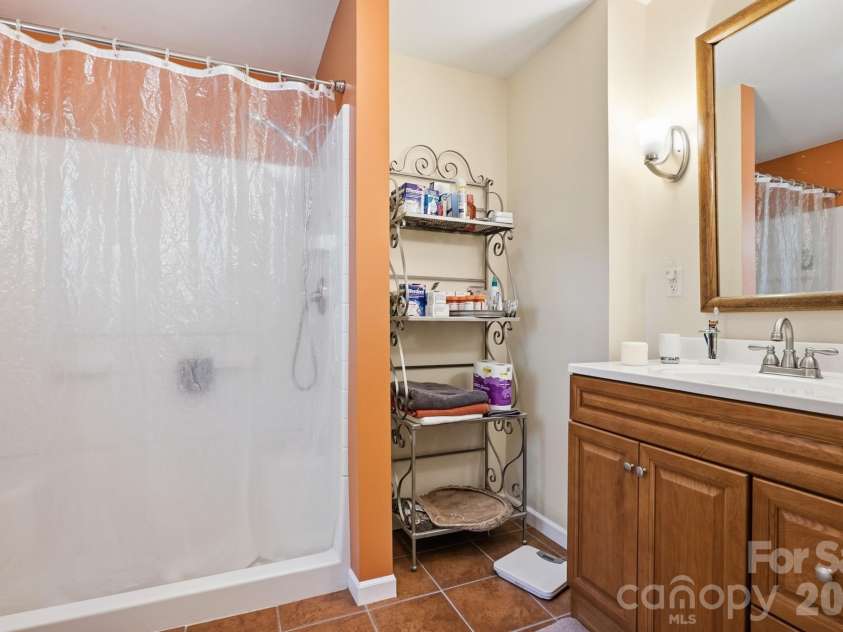 4323 Creemore Drive, Charlotte, NC 28213.  MLS# CAR4383945, YatesRealty ID 27839. 