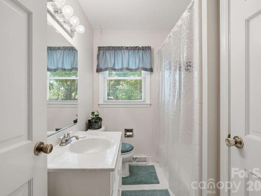 4323 Creemore Drive, Charlotte, NC 28213.  MLS# CAR4383945, YatesRealty ID 27839. 