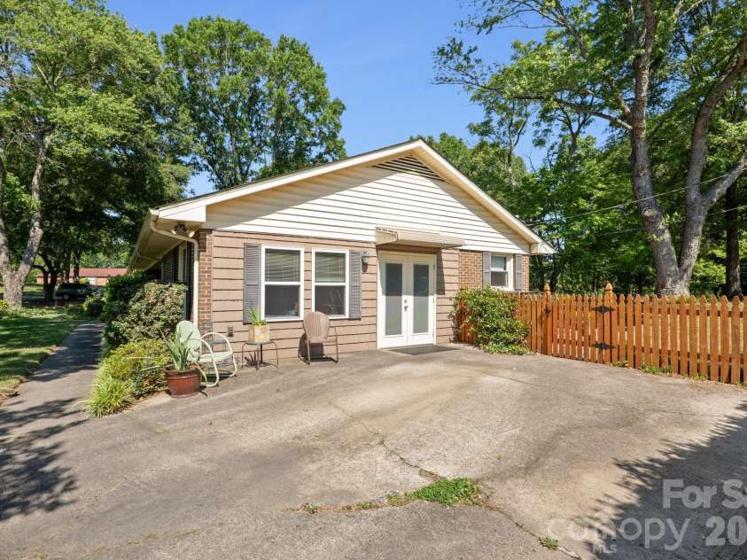 4323 Creemore Drive, Charlotte, NC 28213.  MLS# CAR4383945, YatesRealty ID 27839. 