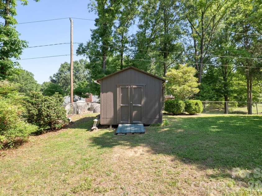 4323 Creemore Drive, Charlotte, NC 28213.  MLS# CAR4383945, YatesRealty ID 27839. 