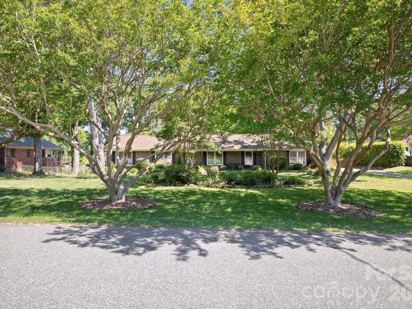 4323 Creemore Drive, Charlotte, NC 28213.  MLS# CAR4383945, YatesRealty ID 27839. 