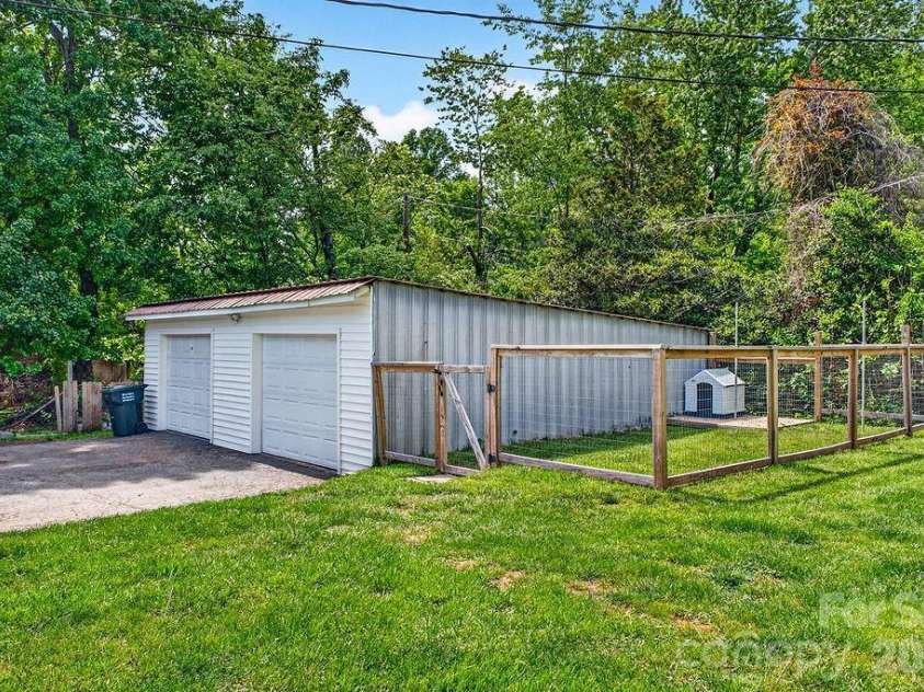 204 Oak Grove Road, East Flat Rock, NC 28726.  MLS# CAR4378681, YatesRealty ID 27840. 