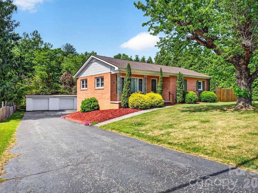 204 Oak Grove Road, East Flat Rock, NC 28726.  MLS# CAR4378681, YatesRealty ID 27840. 