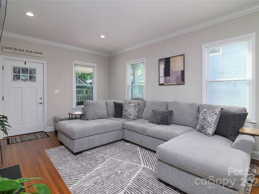 2124 Roslyn Avenue, Charlotte, NC 28208.  MLS# CAR4249352, YatesRealty ID 27845. 
