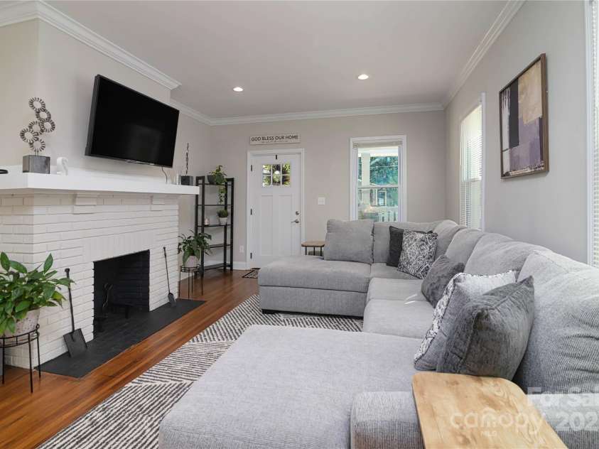 2124 Roslyn Avenue, Charlotte, NC 28208.  MLS# CAR4249352, YatesRealty ID 27845. 