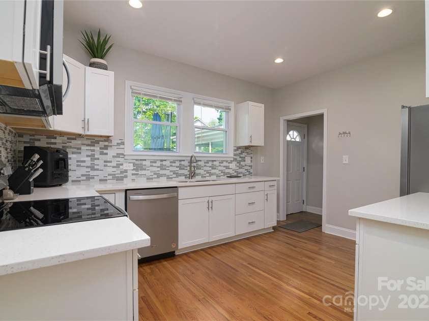 2124 Roslyn Avenue, Charlotte, NC 28208.  MLS# CAR4249352, YatesRealty ID 27845. 