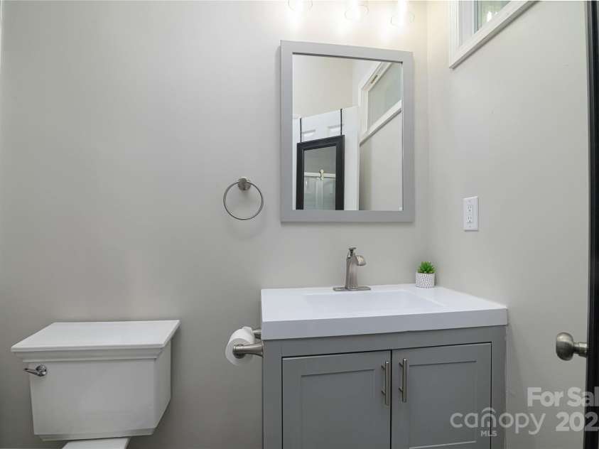 2124 Roslyn Avenue, Charlotte, NC 28208.  MLS# CAR4249352, YatesRealty ID 27845. 