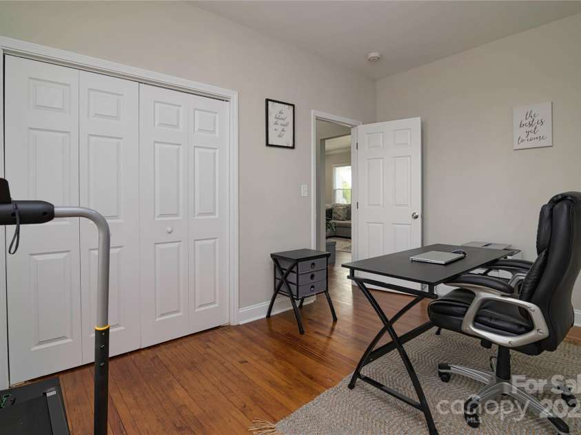 2124 Roslyn Avenue, Charlotte, NC 28208.  MLS# CAR4249352, YatesRealty ID 27845. 