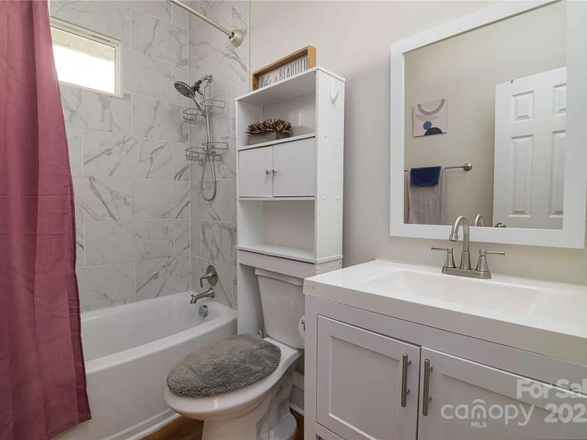 2124 Roslyn Avenue, Charlotte, NC 28208.  MLS# CAR4249352, YatesRealty ID 27845. 