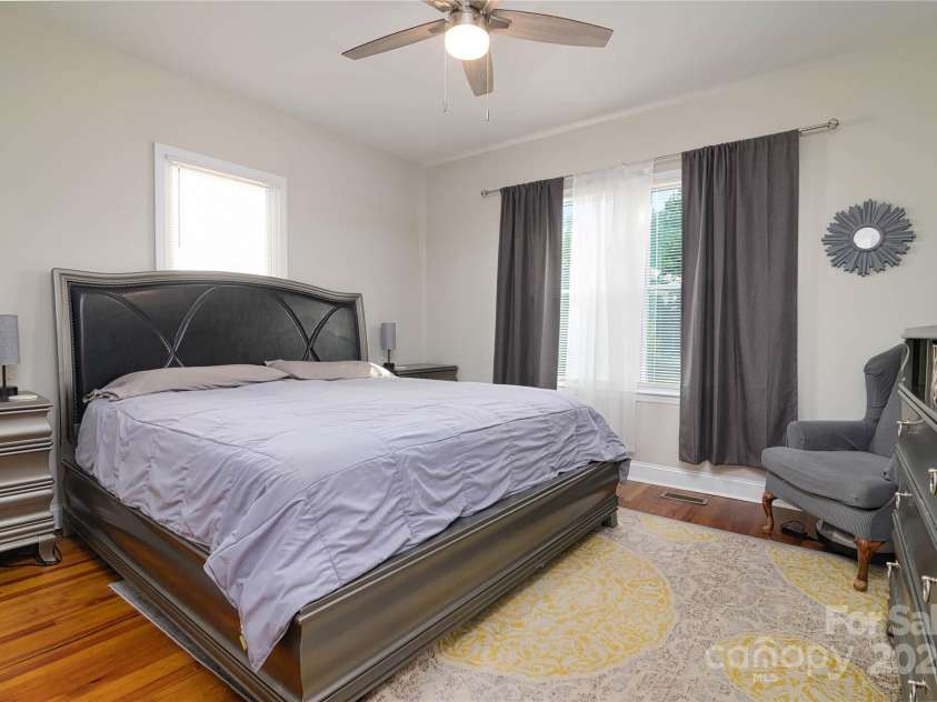 2124 Roslyn Avenue, Charlotte, NC 28208.  MLS# CAR4249352, YatesRealty ID 27845. 