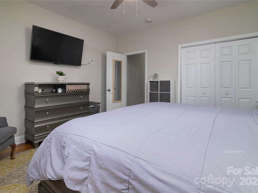 2124 Roslyn Avenue, Charlotte, NC 28208.  MLS# CAR4249352, YatesRealty ID 27845. 