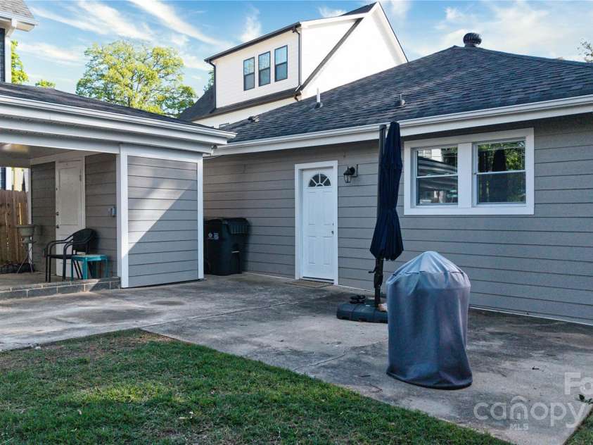 2124 Roslyn Avenue, Charlotte, NC 28208.  MLS# CAR4249352, YatesRealty ID 27845. 