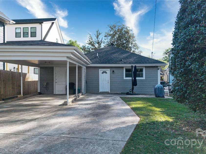 2124 Roslyn Avenue, Charlotte, NC 28208.  MLS# CAR4249352, YatesRealty ID 27845. 