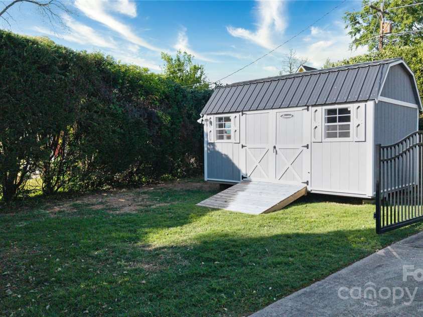 2124 Roslyn Avenue, Charlotte, NC 28208.  MLS# CAR4249352, YatesRealty ID 27845. 