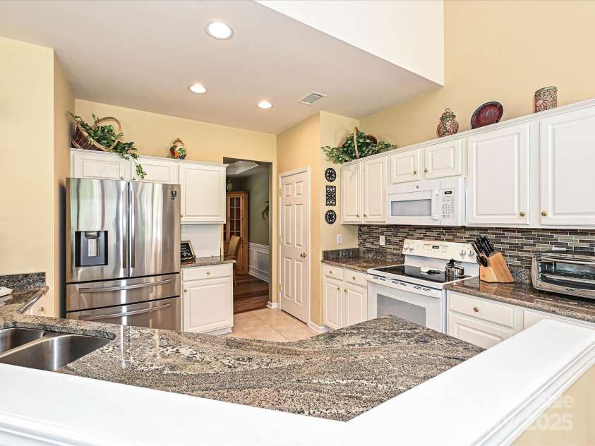 334 Matthews Estates Road, Matthews, NC 28105.  MLS# CAR4282060, YatesRealty ID 27847. 