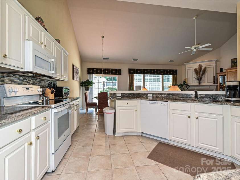 334 Matthews Estates Road, Matthews, NC 28105.  MLS# CAR4282060, YatesRealty ID 27847. 