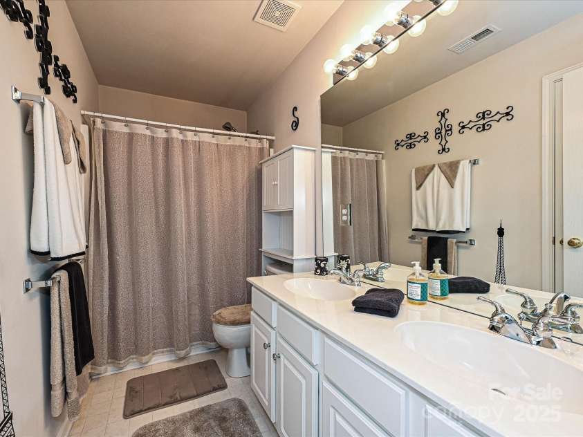 334 Matthews Estates Road, Matthews, NC 28105.  MLS# CAR4282060, YatesRealty ID 27847. 