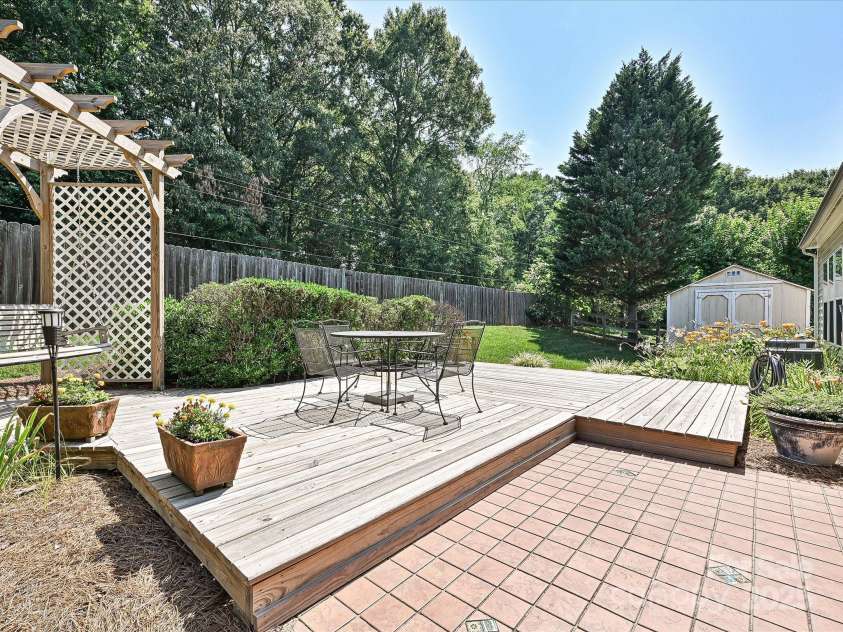 334 Matthews Estates Road, Matthews, NC 28105.  MLS# CAR4282060, YatesRealty ID 27847. 