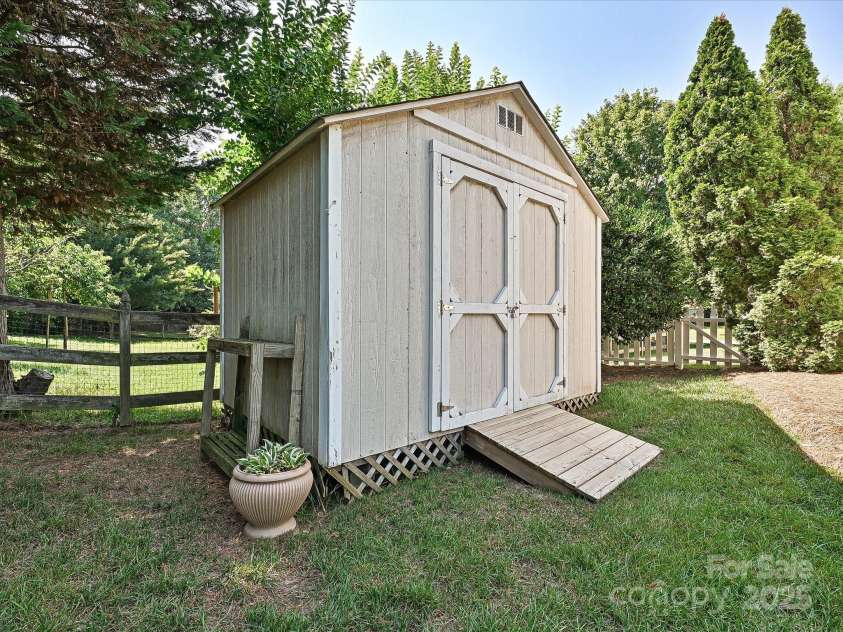 334 Matthews Estates Road, Matthews, NC 28105.  MLS# CAR4282060, YatesRealty ID 27847. 