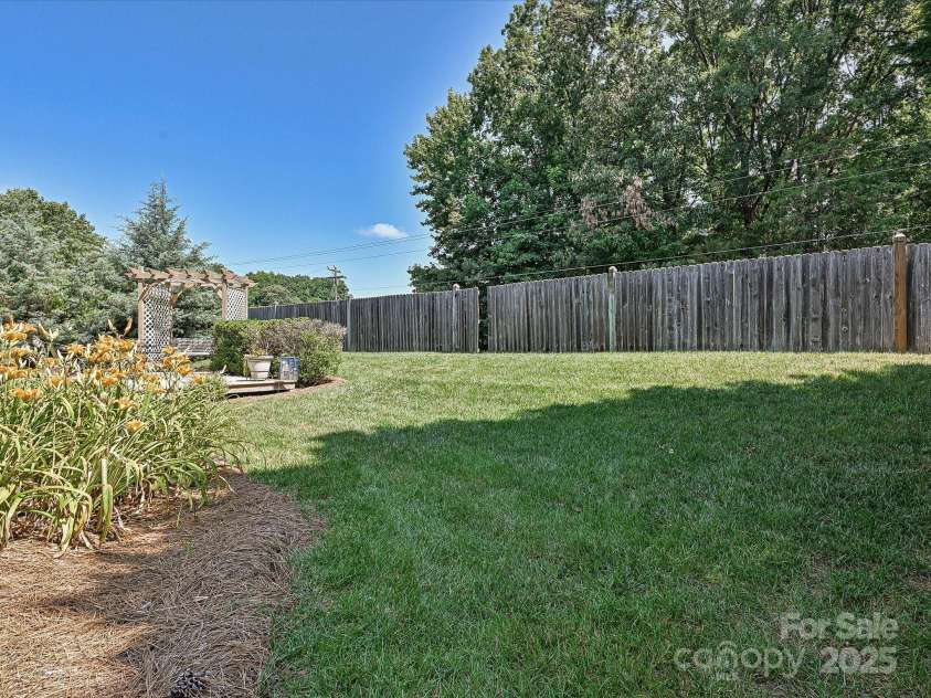 334 Matthews Estates Road, Matthews, NC 28105.  MLS# CAR4282060, YatesRealty ID 27847. 
