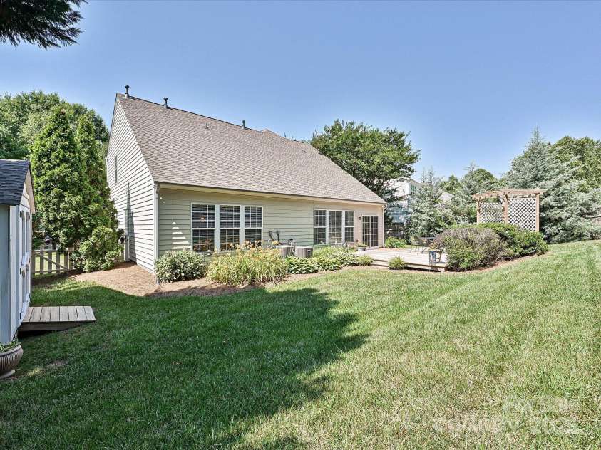 334 Matthews Estates Road, Matthews, NC 28105.  MLS# CAR4282060, YatesRealty ID 27847. 