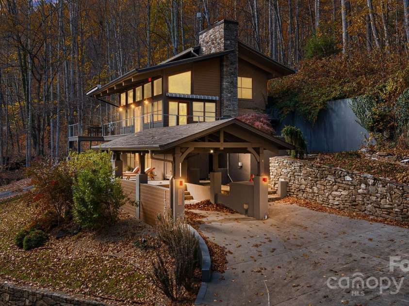 1585 Eagles Nest Road, Waynesville, NC 28786.  MLS# CAR4171726, YatesRealty ID 27848. Exterior - driveway
