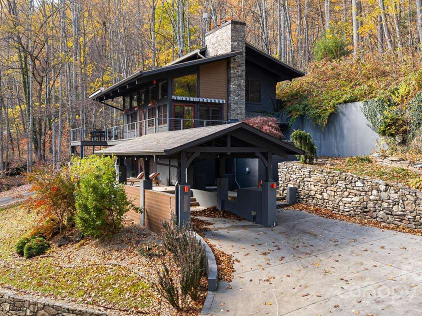 1585 Eagles Nest Road, Waynesville, NC 28786.  MLS# CAR4171726, YatesRealty ID 27848. Exterior - driveway