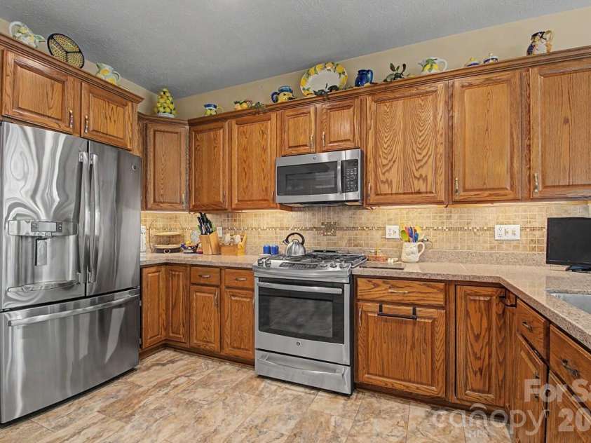 606 Carriage Commons Drive, Hendersonville, NC 28791.  MLS# CAR4386176, YatesRealty ID 27849. 