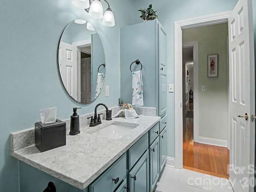 606 Carriage Commons Drive, Hendersonville, NC 28791.  MLS# CAR4386176, YatesRealty ID 27849. Other Vantage Guest Bath Main